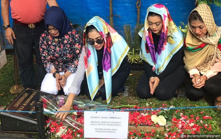 Sri Wulansih (kiri) tak kuasa membendung air mata di puasa putrinya, Julia Perez.