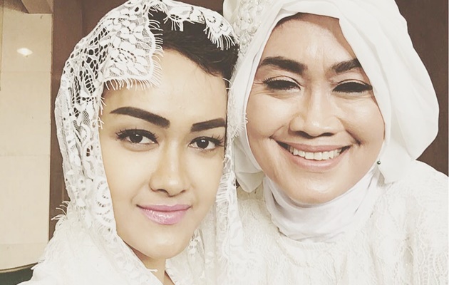 Mendiang Julia Perez (Jupe) bersama sang ibu, Sri Wulansih. 