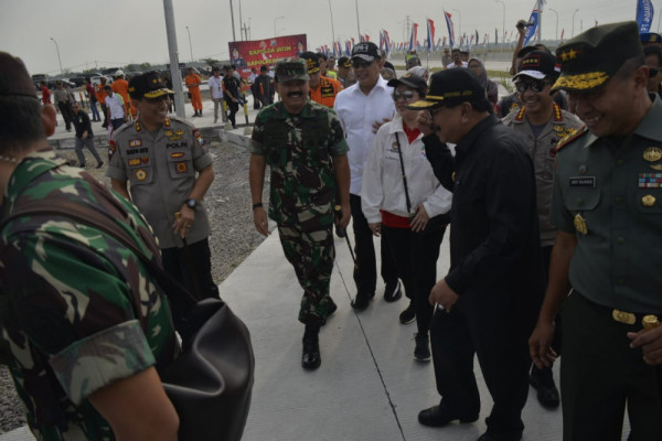 Rombongan Menteri Koordinator Bidang Pembangunan Manusia dan Kebudayaan Puan Maharani di Pos Pengamanan dan `Rest Area` Jalan Tol Ngawi km 575, Mantingan, Kabupaten Ngawi, Minggu (10/6) sore. Dalam kunjungan tersebut Menko PMK didampingi Kapolri, Panglima TNI, Menteri Perhubungan, Menteri PUPR, dan Menteri Kesehatan dan disambut Gubernur Jatim Soekarwo, Kapolda Jatim Irjen Pol Machfud Arifin, dan Pangdam V Brawijaya Mayjen TNI Arif Rahman. (Foto: Istimewa)