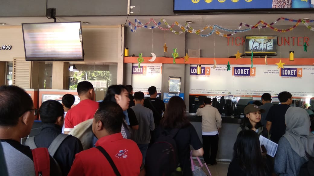 Antrean pembatalan tiket.  Ratusan orang melakukan pembatalan tiket di Stasiun Gubeng Surabaya saat mudik lebaran kali ini. (Foto: Haris/ngopibareng.id)