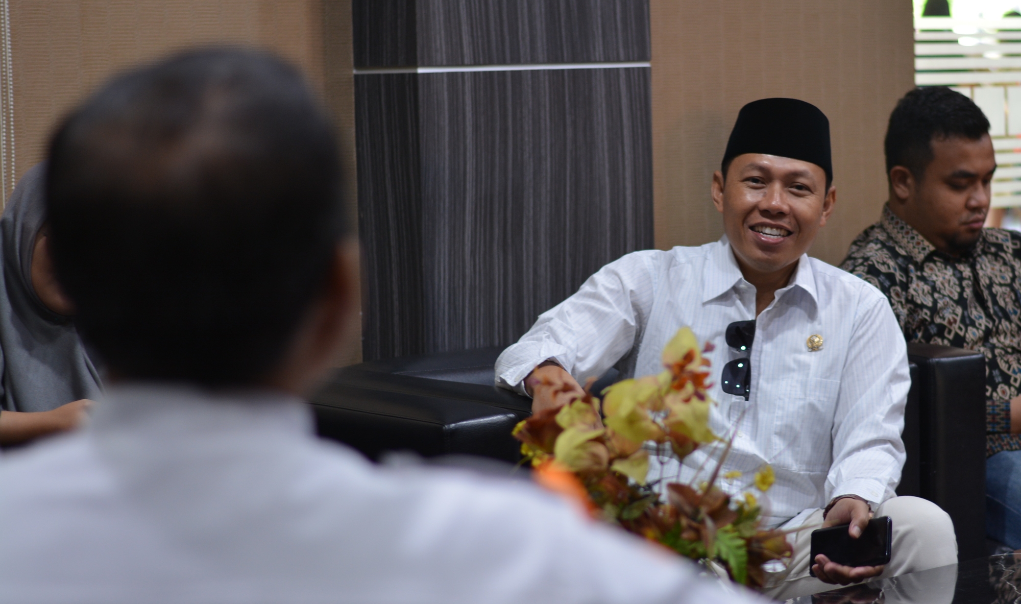 Anggota DPD RI, Ahmad Nawardi saat melakukan sidak di Stasiun Gubeng Surabaya, Senin 11 Juni 2018. (foto: hrs/ngopibareng)