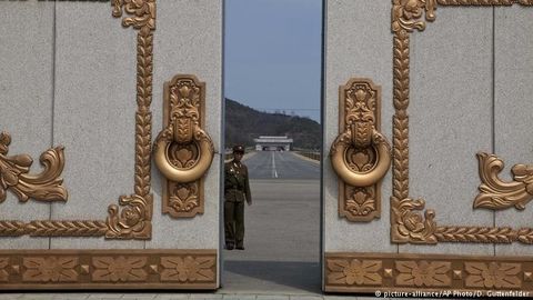 Kim Jong Un memiliki istana yang dikenal sebagai Mausoleum Kim Il-sung. Kim Jong Un memiliki istana yang dikenal sebagai Mausoleum Kim Il-sung.