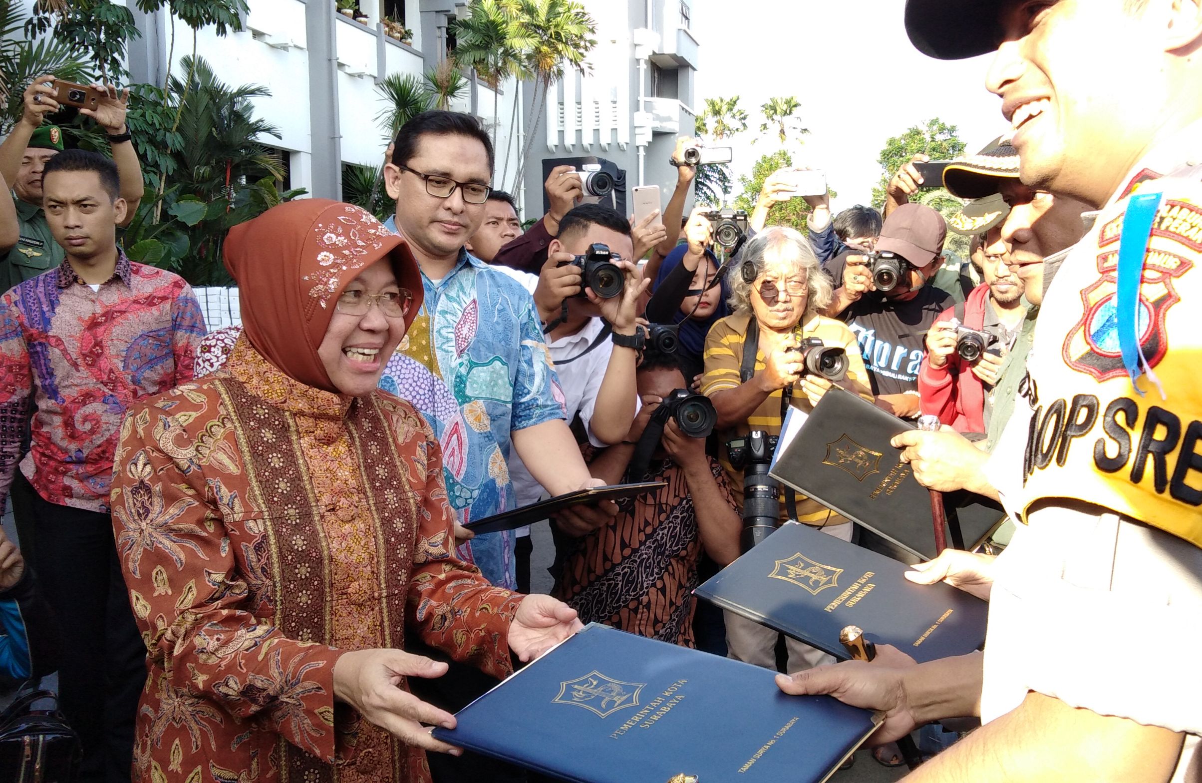 Wali Kota Surabaya Tri Rismaharini, saat memimpin Apel Pengamanan Lebaran, di Taman Surya, Balai Kota Surabaya, Senin 11 Juni 2018. (Foto: frd/ngopibareng.id)