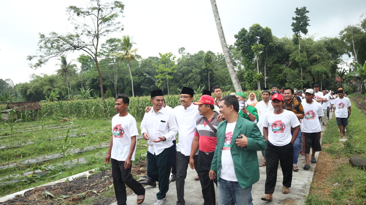 Gus Ipul saat bertemu dengan para petani pinggir hutan yang berada di Desa Sumberrejo, Kecamatan Candipuro, Kabupaten Lumajang, Senin 11 Juni 2018.