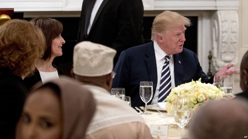 BUKA BERSAMA: Presiden Donald Trump ketika menggelar buka bersama. (foto: ist)