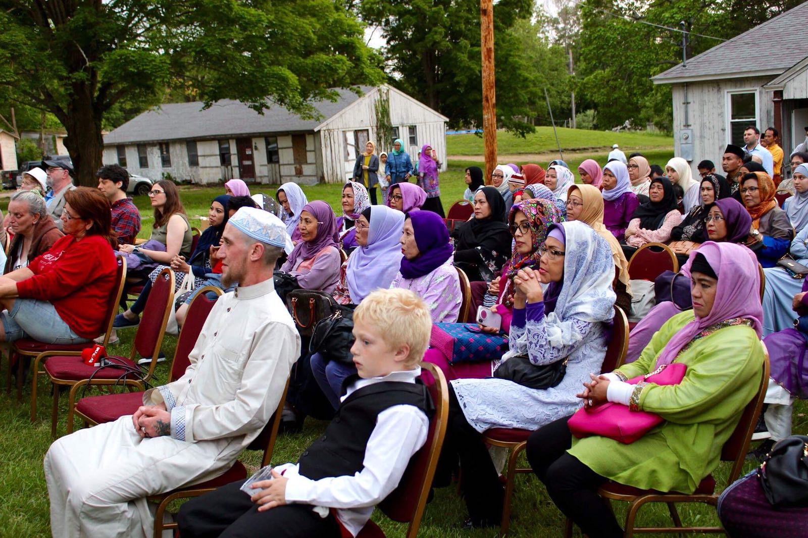 BUKA BERSAMA: Para peserta buka bersama di Pesantren Nusantara Amerika. (foto: shamsi ali for ngopibareng.id)