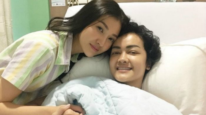 Sarwendah saat bersama mendiang Julia Perez (Jupe).