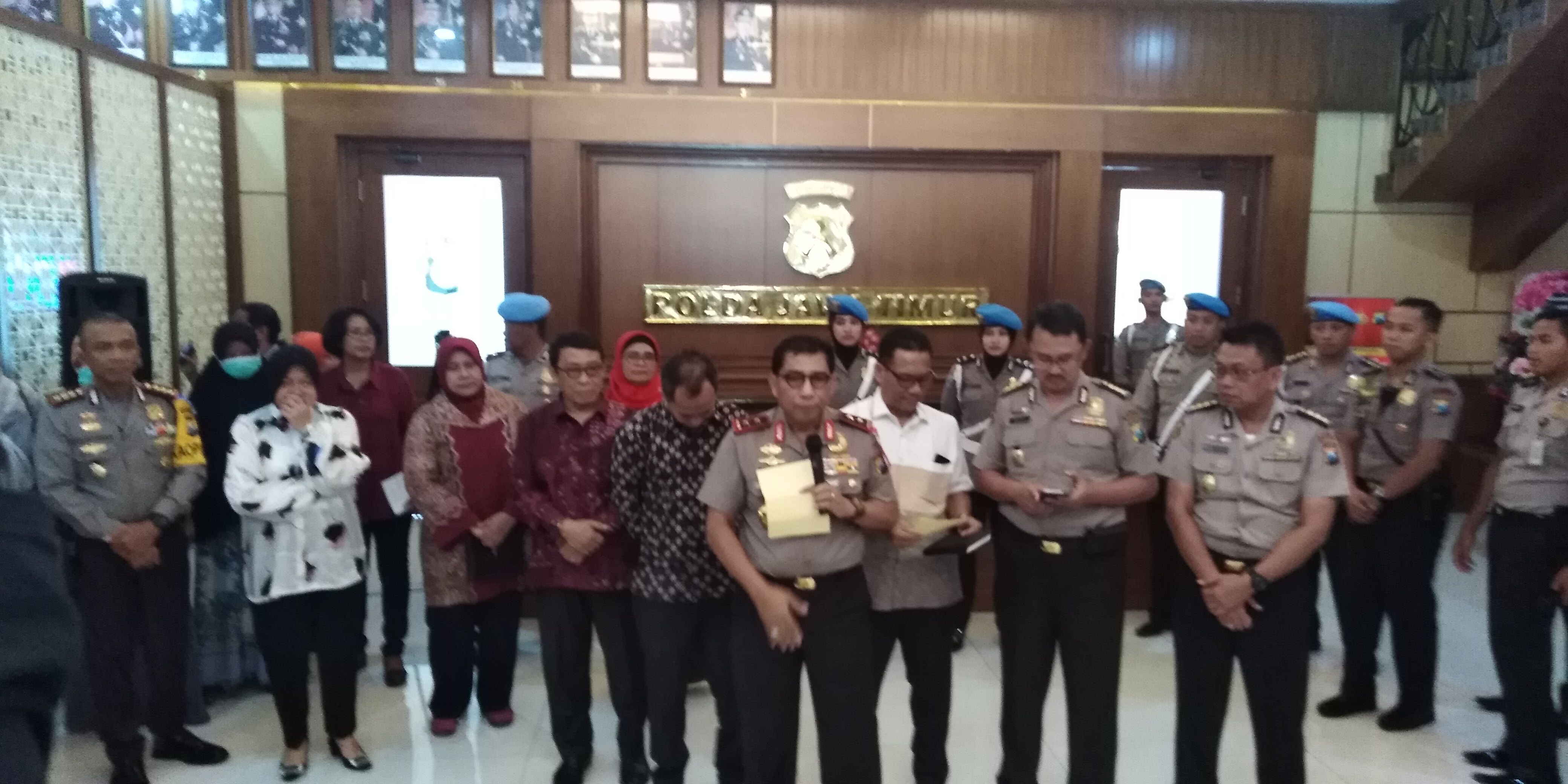 Kapolda Jatim, Irjen Pol Machfud Arifin, dan Wali Kota Surabaya Tri Rismaharini saat menyerahkan anak-anak itu ke Kemensos, Selasa 12 Juni 2018. (foto: frd/ngopibareng.id) 