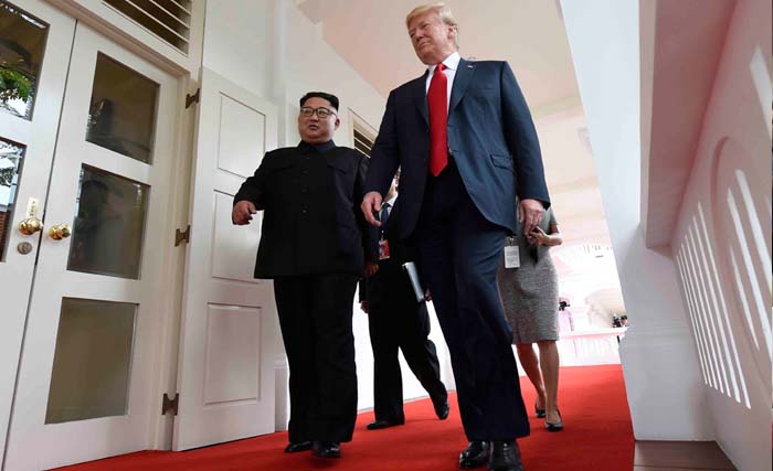 Pemimpin Korea Utara Kim Jong Un (kiri) dan  Presiden AS Donald Trump  pada awal pertemuan bersejarah AS-Korea Utara, di Hotel Capella di pulau Sentosa, Singapura pada Selasa 12 Juni 2018.  (foto: saul loeb/afp) AFP 