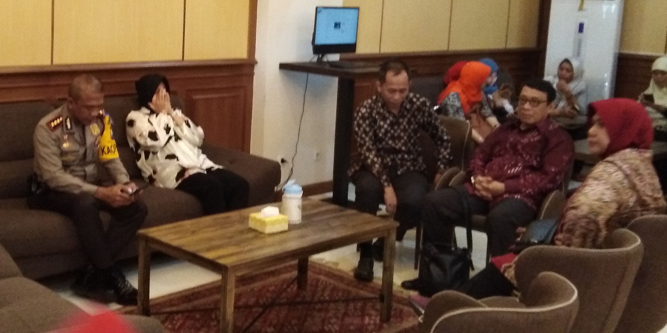 Kapolrestabes Surabaya Kombespol Rudi Setiawan dan Wali Kota Surabaya Tri Rismaharini, usai bertemu anak-anak Bomber Surabaya, Selasa, 12 Juni 2018. (foto: farid/ngopibareng.id) 