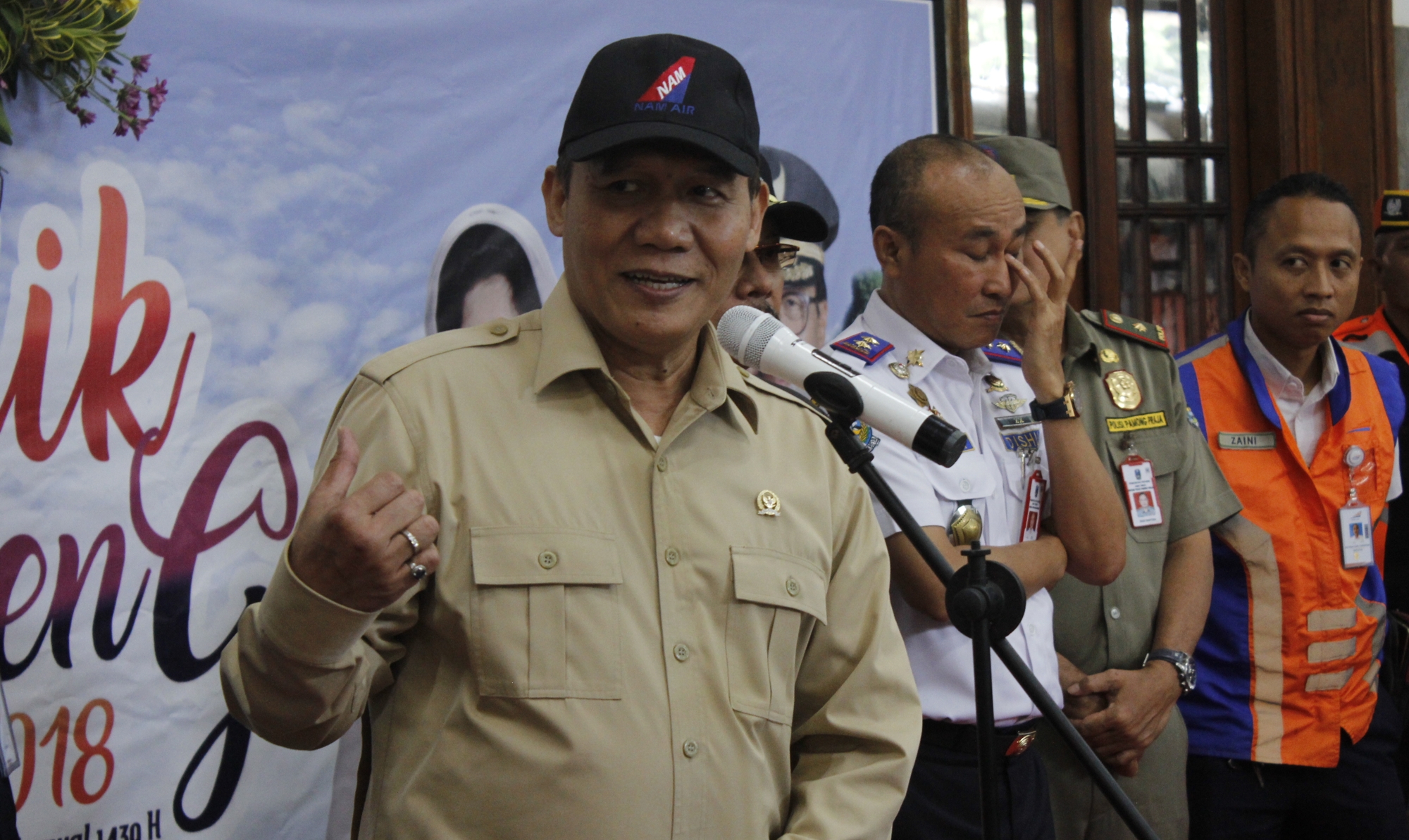 Anggota Komisi V DPR RI, Bambang Haryo saat berangkatkan mudik gratis di Stasiun Gubeng Surabaya, Selasa 12 Juni 2018. (Foto: Haris/ngopibareng)