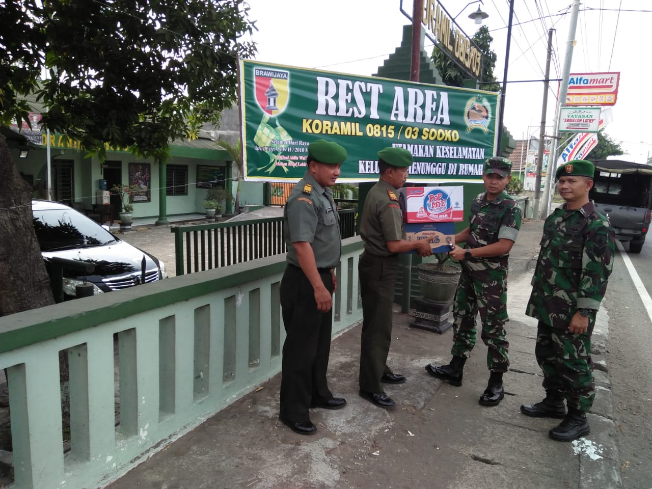 Dandim 0815 Letkol Kav Hermawan Weharima, SH saat meninjau Rest Area di Makoramil 0815/03 Sooko