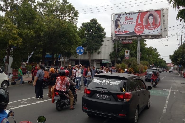 Panitia Pengawas Pemilu (Panwaslu) Kota Blitar mulai mengincar baliho “Juni Bulan Bung Karno”, yang juga disertai gambar Puti Guntur Soekarno.