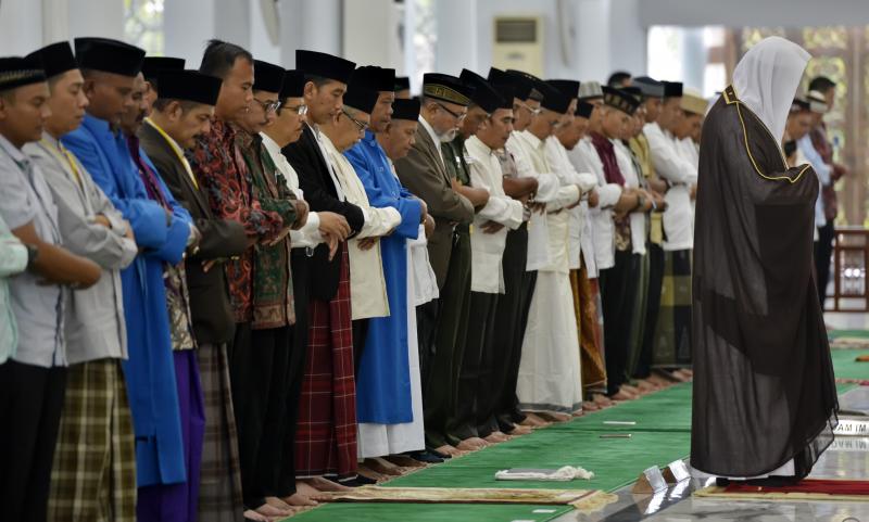 SHALAT IID: Presiden Joko Widodo ketika melaksanakan Shalat Idul Fitri. (foto: dok ngopibareng.id)