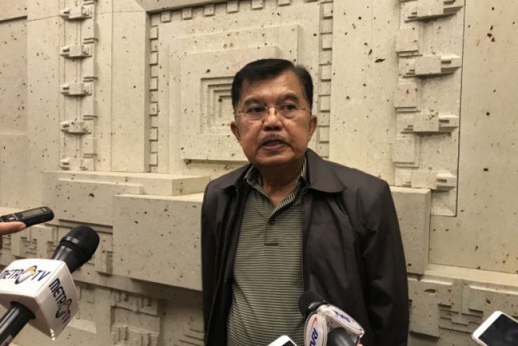 Wakil Presiden Jusuf Kalla memberikan keterangan pers di Tokyo, Jepang, Rabu terkait kerja sama proyek kereta cepat Jakarta-Surabaya. (Foto: Antara)