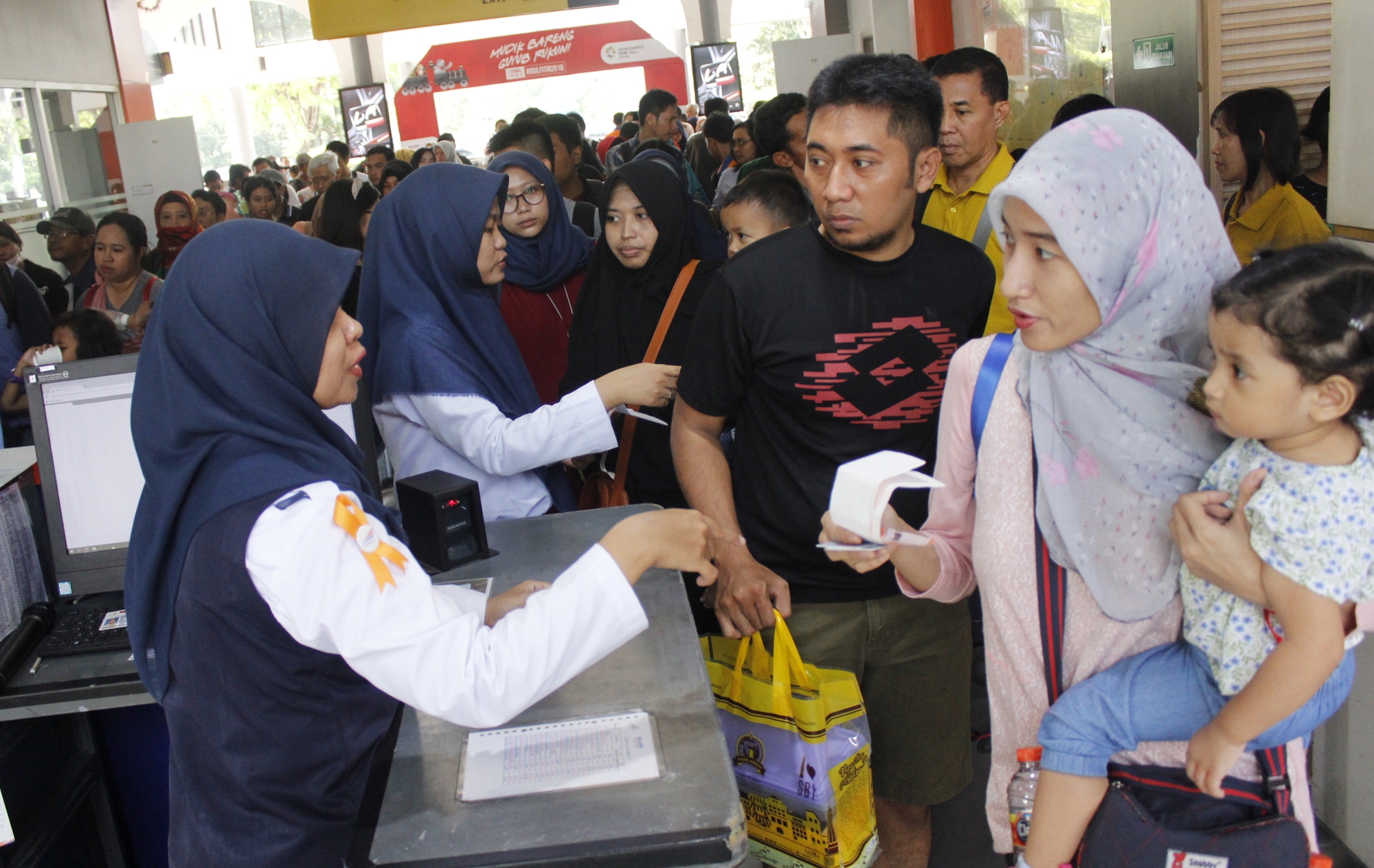 Ilustrasi suasana mudik di Stasiun Gubeng Surabaya, (Foto: Haris/ngopibareng)