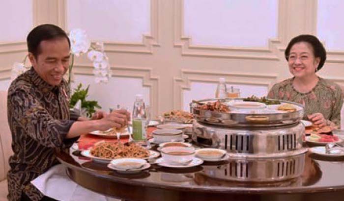 Presiden Jokowi makan bersama Ketua Umum PDI-P Megawati Sukarnoputri, di Istana Negara. (foto dokumentasi antara) 