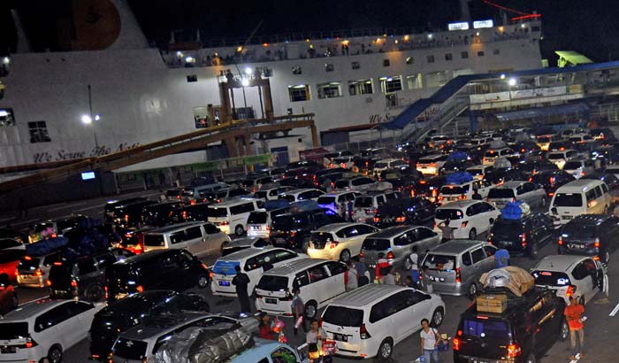 Ratusan kendaraan yang akan menyeberang ke  Sumatra mengantre masuk ke kapal feri di Pelabuhan Merak, Cilegon, Banten, Rabu 13 Juni pagi. Berdasarkan Data PT ASDP Merak, jumlah pemudik yang melintas pada H-3 lebaran mencapai puncaknya, yakni sebanyak 31 ribu orang pemudik dengan menumpang 16 ribu kendaraan roda empat dan 21 ribu sepeda motor. Data sejak Kamis (7 Juni ) atau H-7 hingga Selasa (12 Juni) total pemudik yang melintas di Pelabuhan Merak mencapai 574 ribu orang dengan menggunakan 58 ribu kendaraan roda empat, 36 ribu sepeda motor, 2.956 bus, serta sisanya pejalan kaki. (foto:asep fathulrahman/antara)