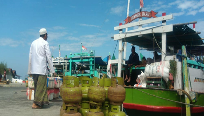 Elpiji tabung ukuran 3 kilogram yang hendak dipasok ke Pulau Mandangin, Sampang, Madura. (Foto: Antara)