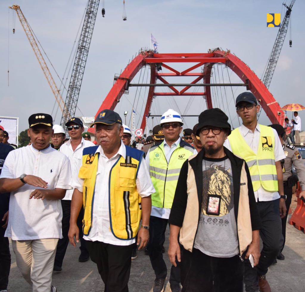 Menteri Pekerjaan Umum dan Perumahan Rakyat Basuki Hadimuljono membuka Jembatan Kali Kuto di ruas tol Batang-Semarang fungsional bisa dilalui arus mudik, Rabu, 13 Juni 2018. (foto: Dok. PUPR) 