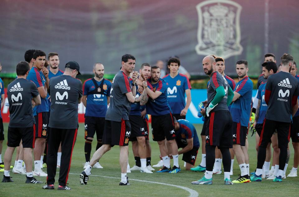 Fernando Hierro saat memimpin latihan perdana Timnas Spanyol di Rusia. foto:reuters