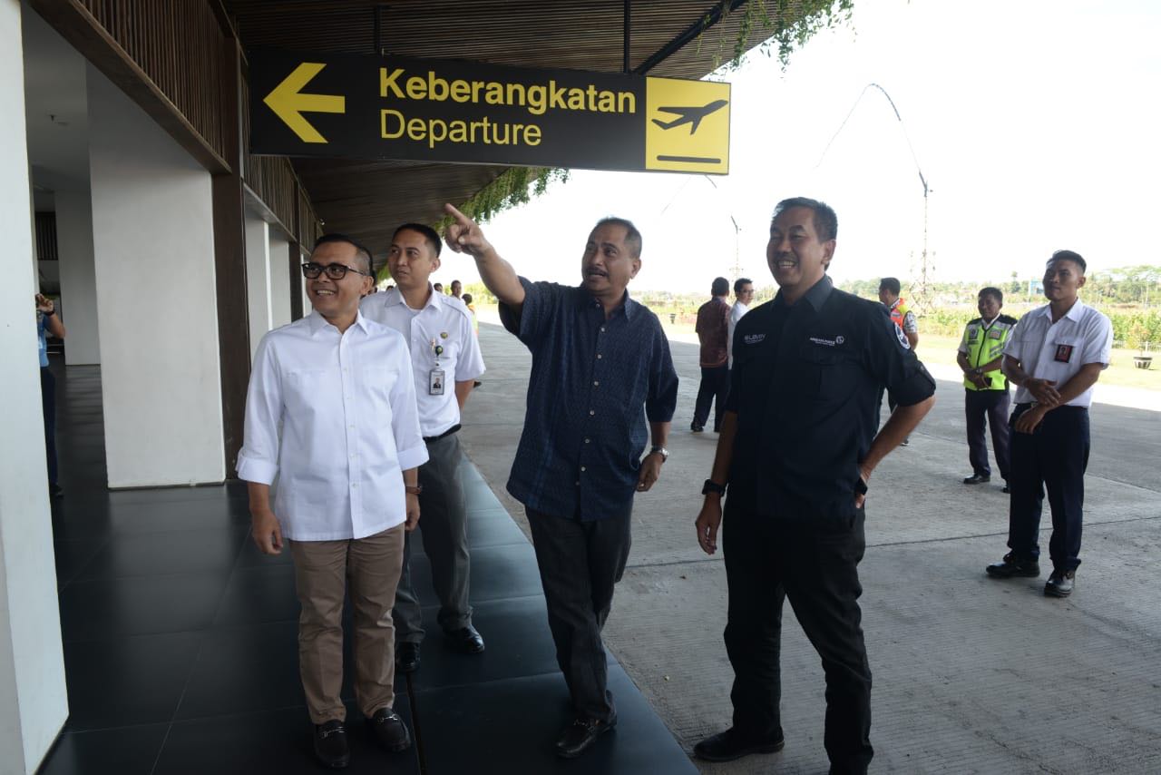 Menpar Arief Yahya dan Bupati Banyuwangi Azwar Anas yang sama-sama asli Banyuwangi meninjau bandara. foto:kemenpar