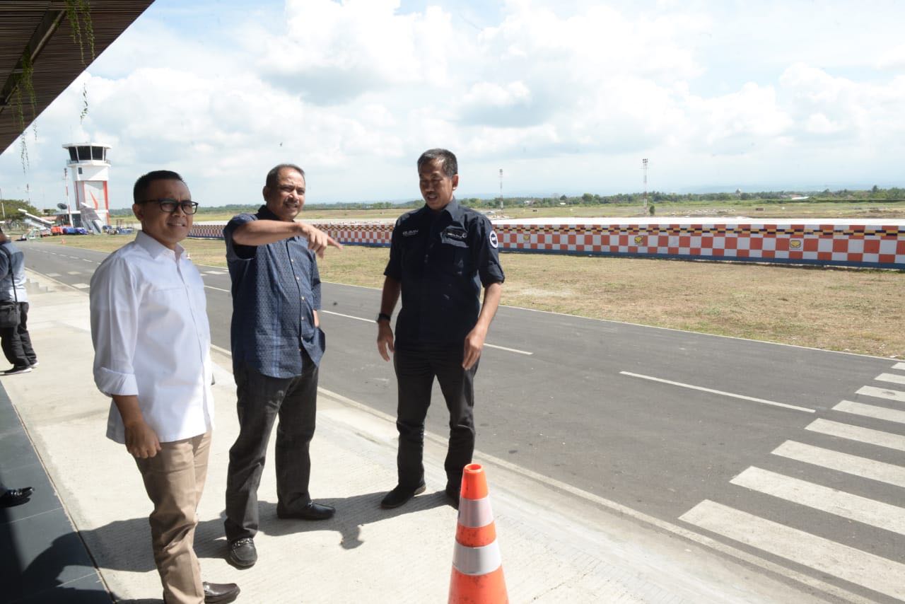 Menpar melihat langsung kesiapan dan performa Bandara Banyuwangi. foto:kemenpar