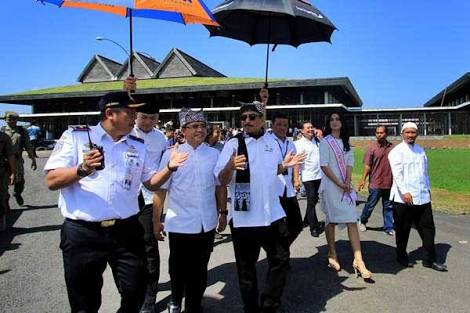 Menpar Arief Yahya dan Bupati Banyuwangi Azwar Anas yang sama-sama asli Banyuwangi melihat dekat kesiapan Bandara. foto:kemenpar