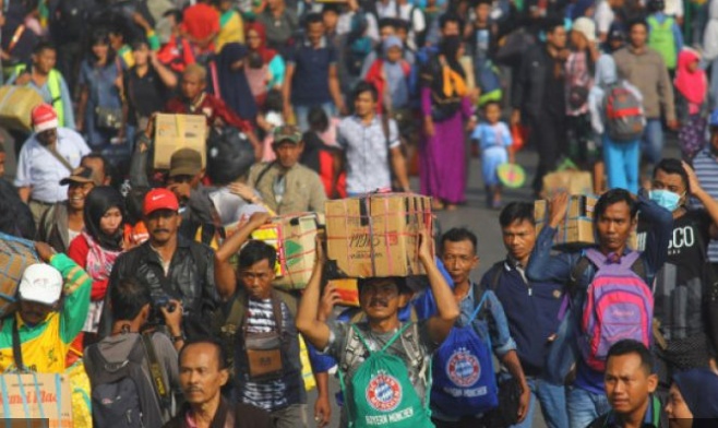 Suasana mudik di pelabuhan Tanjung Perak Surabaya. (foto: Antara)