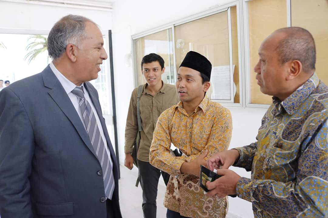 DIALOG: Seorang dosen penguji Universitas Manouba, Dr. Fathi Jumael  bersama Ahmad Muntaha Afandi dan Dubes RI untuk Tunisia, Ikran Nusa Bakti. (foto: LTN for ngopibareng.id)