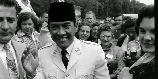 Soekarno, Presiden RI pertama, selalu memesona dengan kopiah beludru. foto:dokumen/google