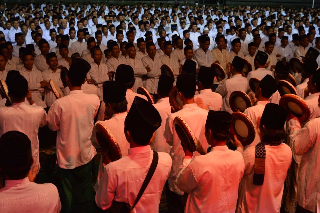 Berkopiah massa. foto:gresik.go.id