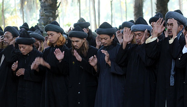 Jamaah An-Nadzir melaksanakan salat Ied, Kamis (14/6/2018) pagi. foto: Antara.