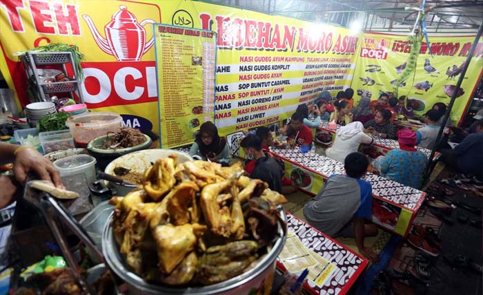 Makan lesehan di Jl. Malioboro Jogja, perlu nyali bagi yang pas-pasan. (foto:indonesia.biz.id)