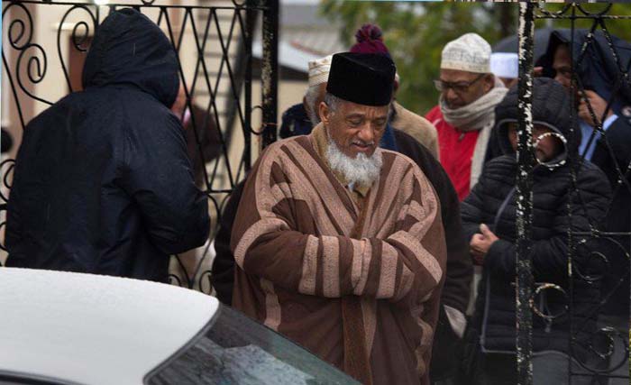 Beberapa pemimpin Muslim di Cape Town, Afrika Selatan tiba untuk melihat peristiwa pembunuhan di  masjid Malmesbury, 50 kilometer di utara Cape Town, di mana dua jamaah ditikam mati. (foto: AFP)