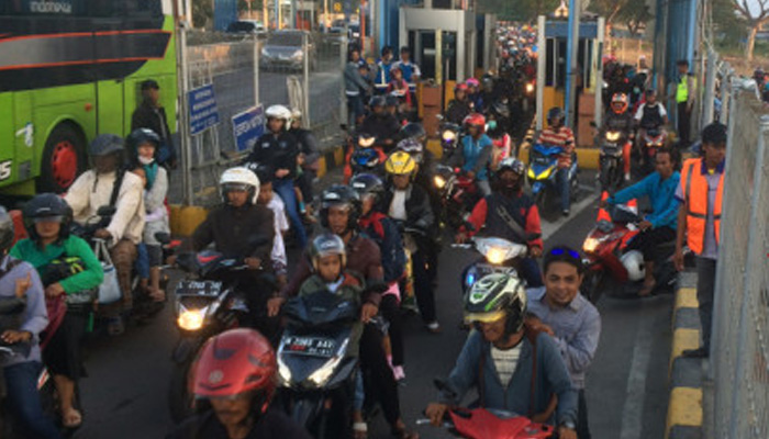 Pemudik mengendarai sepeda motor mendominasi di Jembatan Suramadu, Kamis 14 Juni. (Foto: Antara)