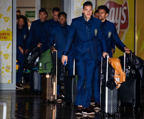 Tim nasional Brazil menenteng koper dan tas Louis Vuitton.