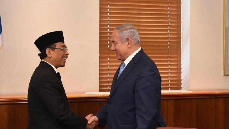 SENYUM DAMAI: KH Yahya Cholil Staquf ketika bersemu PM Israel Benjamin Netanyahu. (foto: twitter netanyahu)