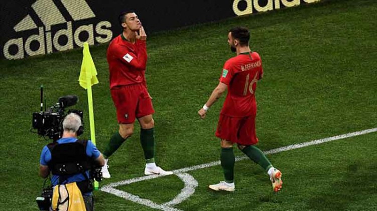 Gaya Ronaldo usai membobol gawang Spanyol