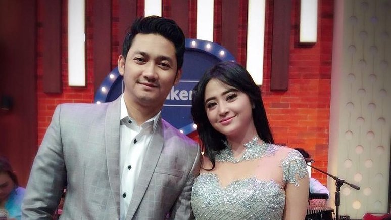 Pasangan Dewi Perssik dan Angga Wijaya.