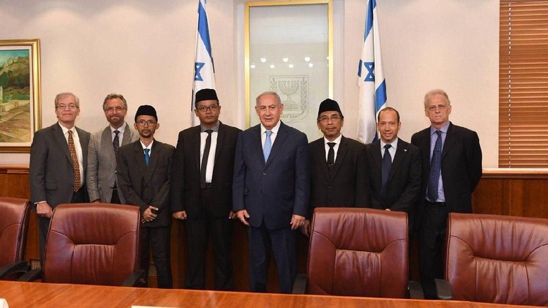 BELA PALESTINA: KH Yahya Cholil Staquf bersama tim kerjanya, ketika bertemu PM Israel Benjamin Netanyahu. (foto: Yaqut Qoumas for ngopibareng.id)