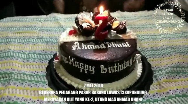 Kue black forest di perayaan ulang tahun utang Ahmad Dhani ke pedagang barang antik di Pasar Cikapundung, Jawa Barat.