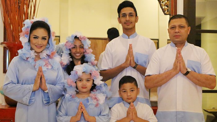 Pasangan Krisdayanti dan Raul Lemos bersama anak-anak.