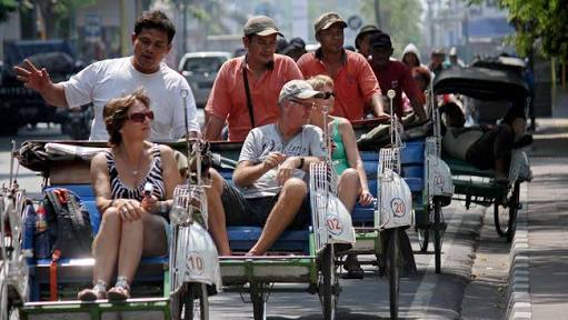 Keren bukan kalau sudah melihat para turis naik becak dengan asiknya begini. foto:dok istimewa