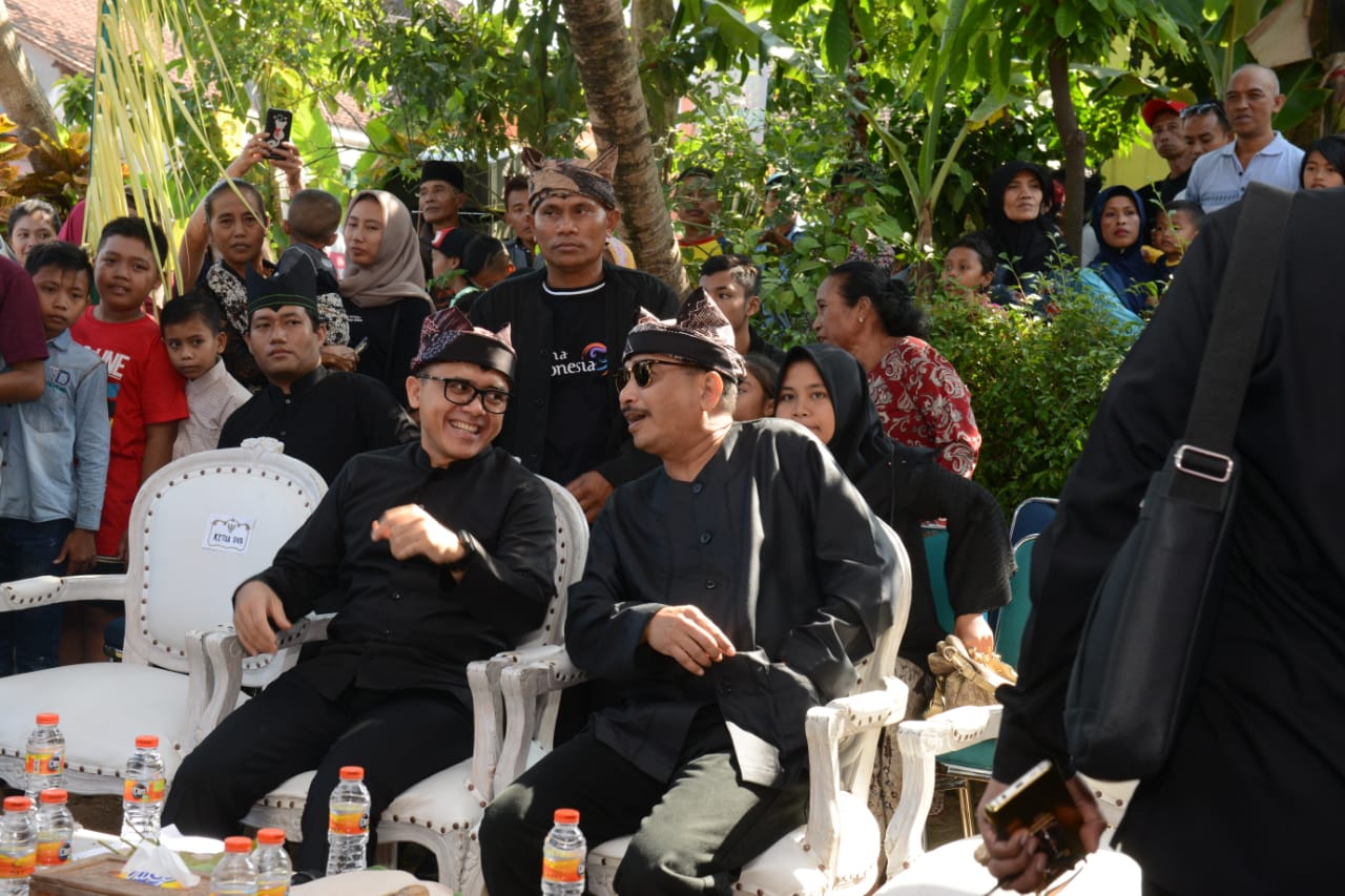 Menpar Arief Yahya dan Bupati Azwar Anas menyaksikan Barong Ider. foto:kemenpar