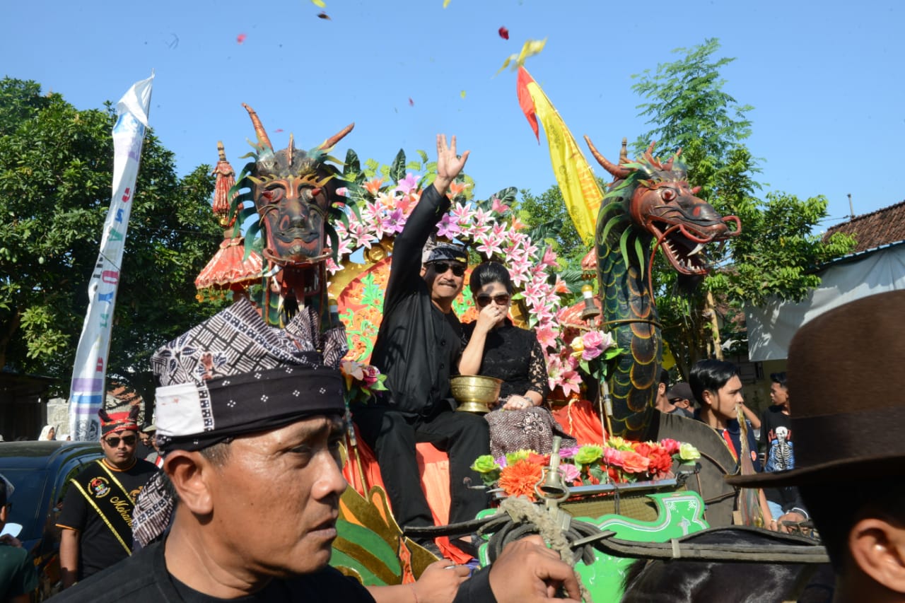 Menpar diarak bareng Barong Ider. foto:kemenpar
