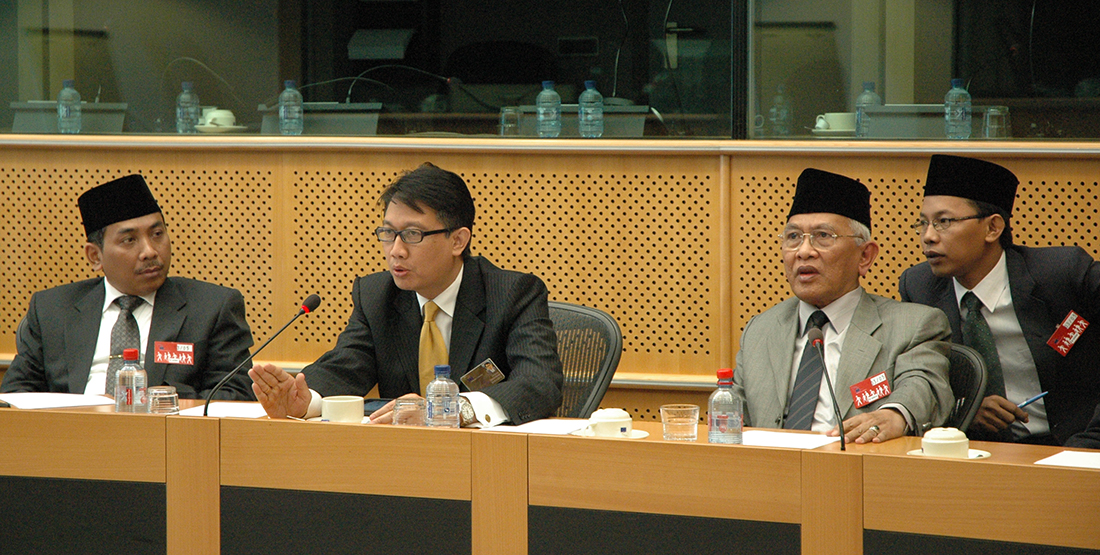 PENJELASAN: KH Yahya Cholil Staquf (Gus Yahya) dan KH A Mustofa Bisri (Gus Mus) ketika di forum Parlemen Eropa di Brussels. Tampak H.E. Arif Havas Oegroseno dan KH. Adib Hattani (foto: dok ngopibareng.id).   