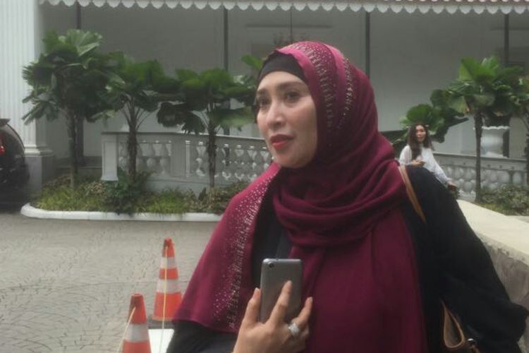 Firza Husein.