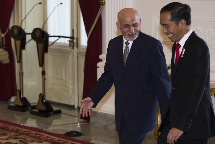 DIPLOMASI: Presiden Afghanistan Mohammad Ashraf Ghani ketika bersama Presiden Joko Widodo. (foto: dok ngopibareng.id)
