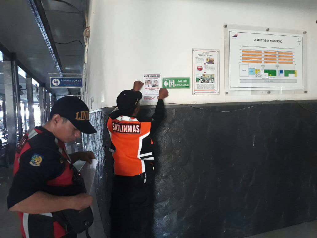 Linmas melakukan upaya pencarian anak hilang di Surabaya. (Foto: Istimewa) 